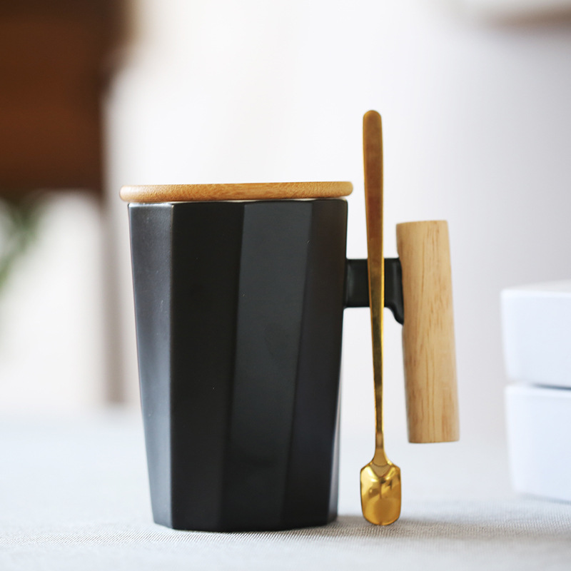 カスタムロゴギフトボックス磁器コーヒーマグ400ml黒、白マッチ木製カップキャップ、木製ハンドル付きラインスタイルセラミックカップ