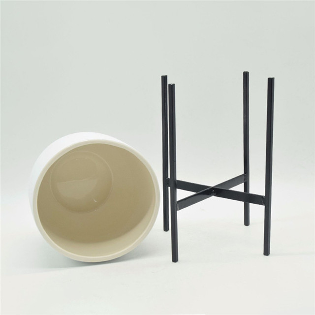 テーブルトップの4フィートの黒い鉄のブラケットの陶磁器の白い植木鉢