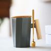 カスタムロゴギフトボックス磁器コーヒーマグ400ml黒、白マッチ木製カップキャップ、木製ハンドル付きラインスタイルセラミックカップ
