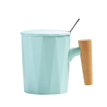 注文のロゴのギフト用の箱の磁器のコーヒー・マグは木のハンドルの陶磁器のコップを置きました