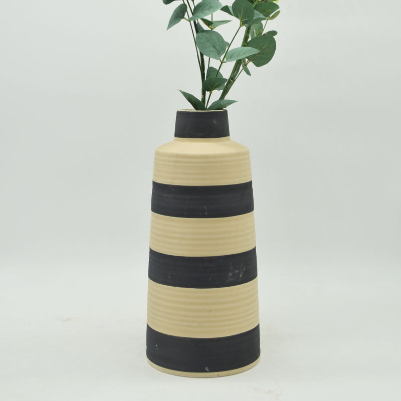 ホームファニシングデコレーションテーブルトップ最新のクリエイティブグレーズジオメトリックフィギュアハンドルバー交互の黒と黄色のセラミック花瓶