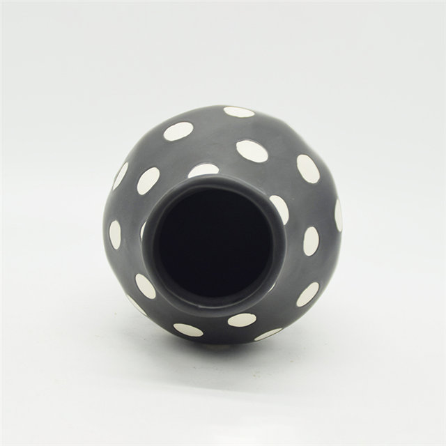 黒の白い点のある釉薬広口セラミック花瓶
