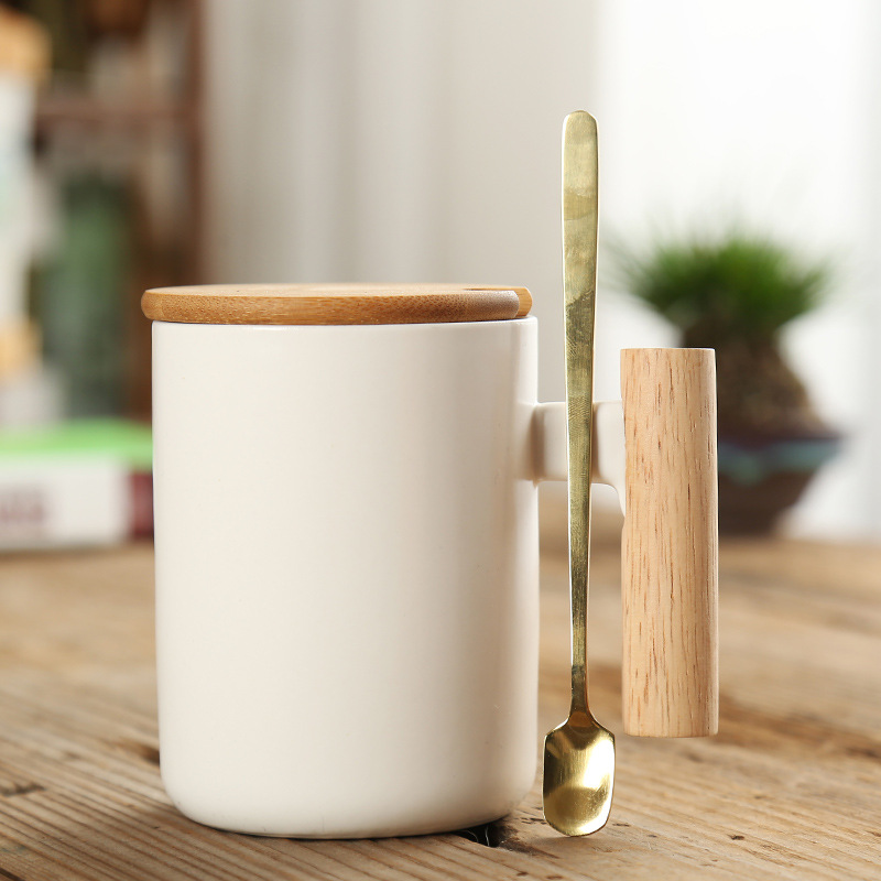カスタムロゴギフトボックス磁器コーヒーマグセット竹製の蓋付きの木製ハンドル付きセラミックカップと金属スプーンセラミックカップセット
