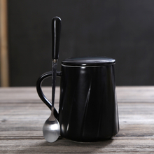 カスタムロゴギフトボックス磁器コーヒーマグ320mlブラック、ホワイトセラミックカップキャップとマッチラインスタイルセラミックカップ