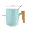 注文のロゴのギフト用の箱の磁器のコーヒー・マグは木のハンドルの陶磁器のコップを置きました